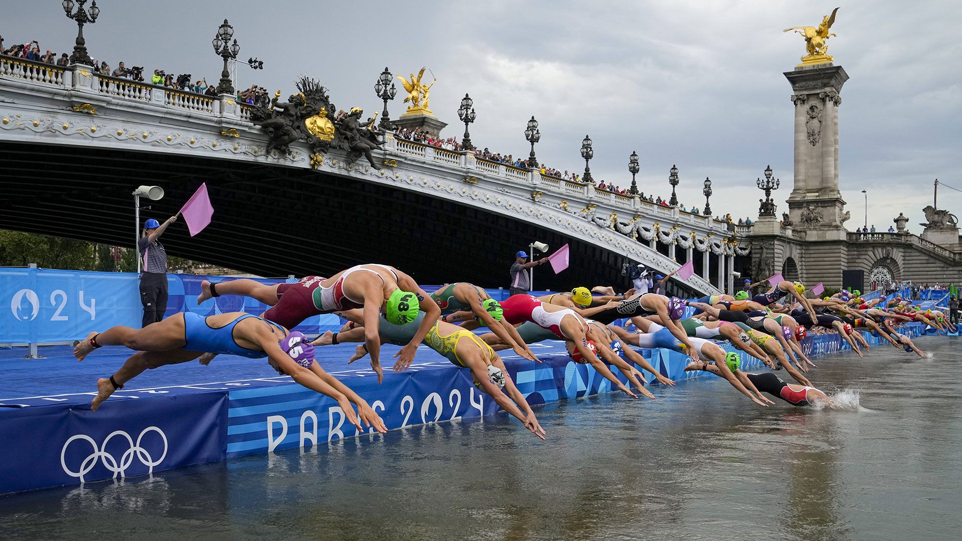 les nageuses plongent dans la Seine au départ du triathlon