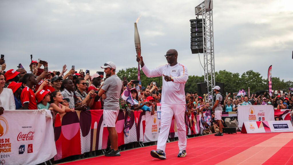 Lilian thuram allume le chaudron / flamme olympique au Parc des Jeux