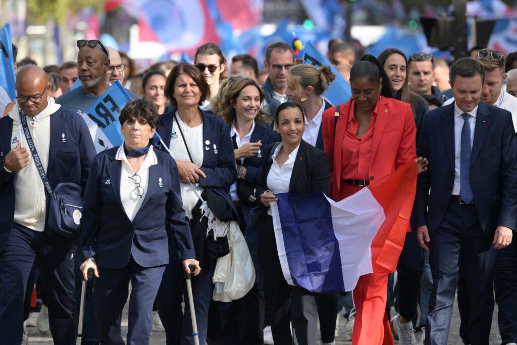 Parade des athletes sur les Champs-Elysees