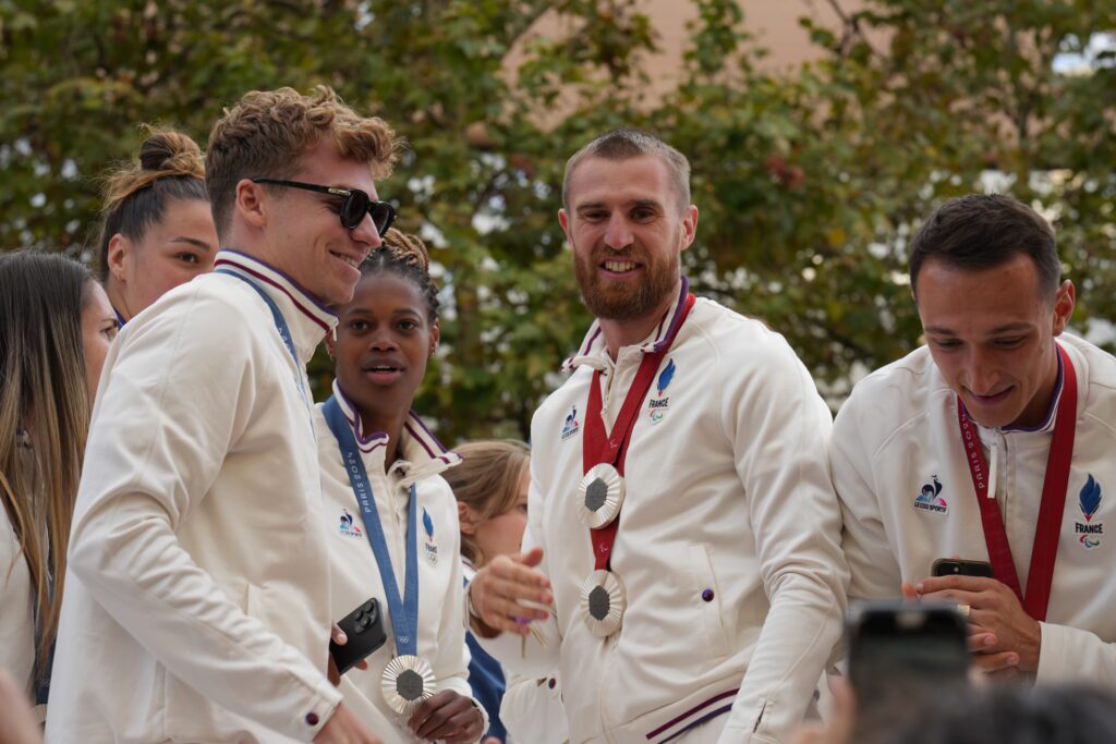 Parade des athletes sur les Champs-Elysees