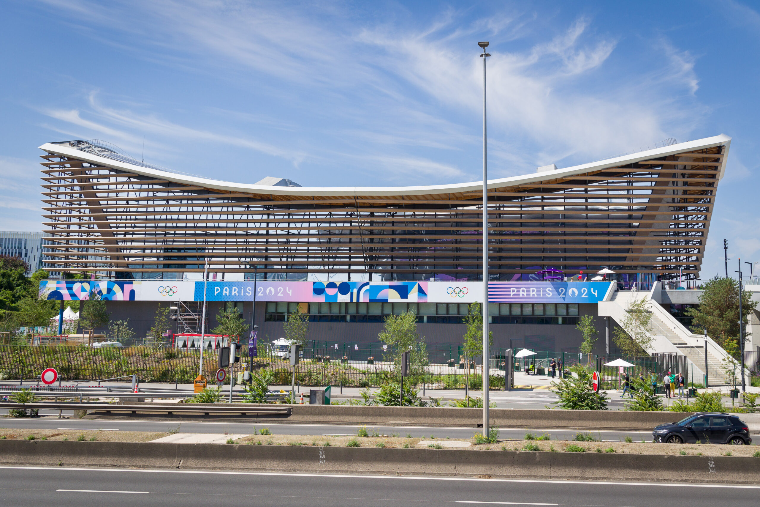 Aux abords du Stade de France pendant les JOP